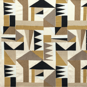 Geometrisch stofpatroon Elitis Escale LZ 869 01 met abstracte vormen in zwart, oker, wit en bruin op een beige achtergrond.