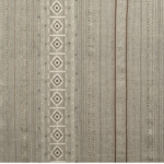 Beige-grijze Elitis Echappée Escale-stof met verticale etnische patronen en geometrische motieven.
