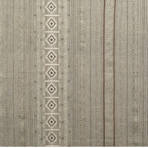 Beige-grijze Elitis Echappée Escale-stof met verticale etnische patronen en geometrische motieven.