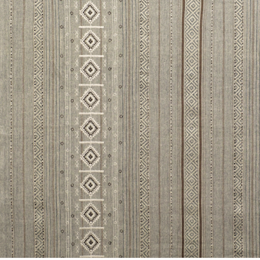 Beige-grijze Elitis Echappée Escale-stof met verticale etnische patronen en geometrische motieven.
