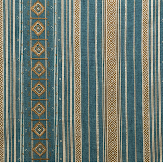 Decoratieve Elitis Escale-stof met verticale strepen en etnisch geïnspireerde patronen in blauw, beige en bruintinten.