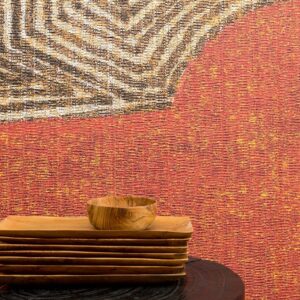 Houten schalen op een donkerhouten tafel voor een kleurrijk Elitis NATURAL MOOD Mexicas wandpaneel met abstract patroon.