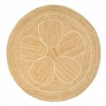 Rond jute vloerkleed met een bloemvormig patroon in het midden.