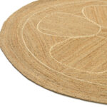 Detail van het ronde Eltis Amapola TA 129-05-07 vloerkleed met bloemmotief in natuurlijke jute tinten.