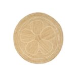Rond vloerkleed van jute met een bloemvormig patroon in het midden.
