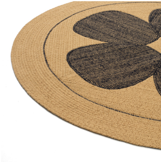 Detail van het ronde Eltis Amapola TA 129 81 07 vloerkleed met een zwart bloemmotief op een beige achtergrond.