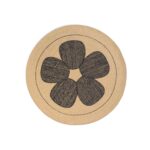 Rond buitenvloerkleed Eltis Amapola met beige ondergrond en zwart bloemenmotief.