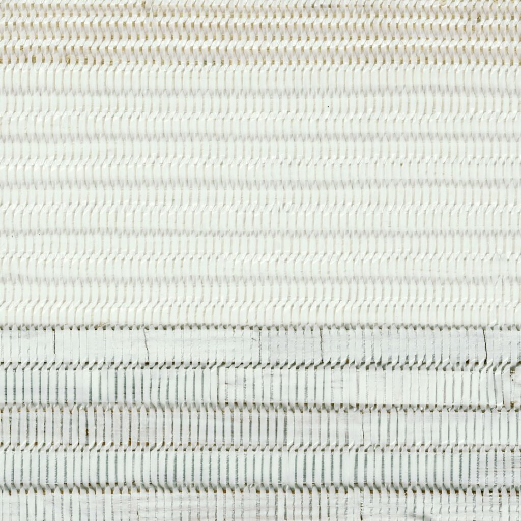 Structuur van geweven Eltis Silver La Lumière behang met glanzende witte en zilveren tinten.