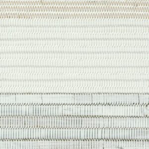 Structuur van geweven Eltis Silver La Lumière behang met glanzende witte en zilveren tinten.