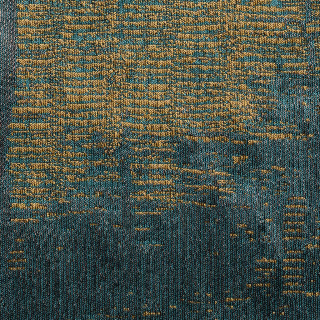 Detailopname van Eltis-stof Craft Chic Sera LR 336-47 met een geweven patroon in blauw- en goudtinten.