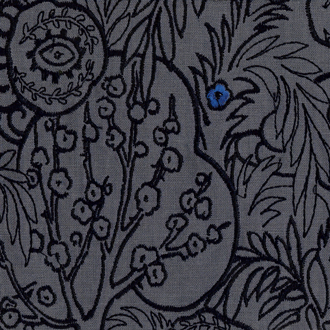 Donkergrijze Eltis-stof met een geborduurd botanisch patroon en een subtiel blauw bloemaccent.