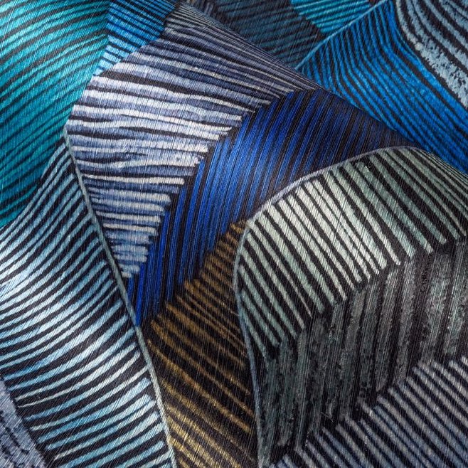 Detail van een kleurrijke, grafisch gestreepte stof uit de Essentials Les Tricots 73100 collectie.