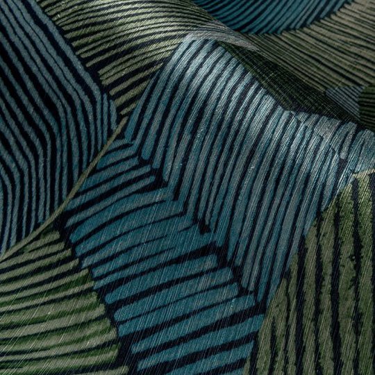 Close-up van een geplooide stof uit de Essentials Les Tricots 73103 collectie met een grafisch patroon in blauw- en groentinten.