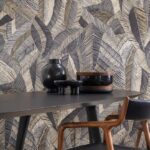 Moderne interieursetting met zwart keramiek op een tafel voor een grafisch patroonbehang uit de Essentials Les Tricots 73105 collectie.