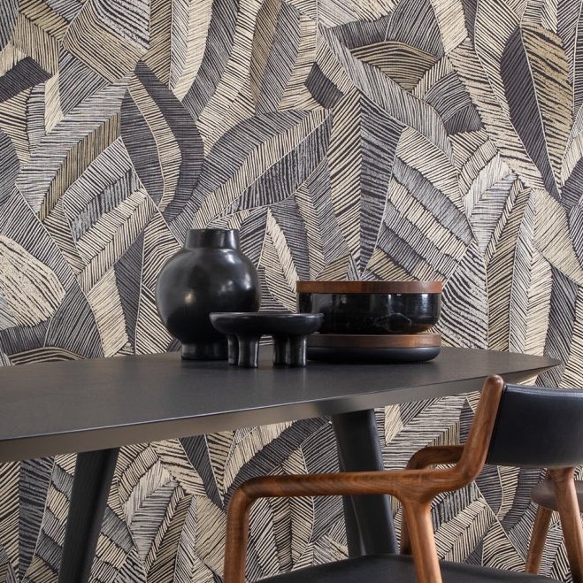 Moderne interieursetting met zwart keramiek op een tafel voor een grafisch patroonbehang uit de Essentials Les Tricots 73105 collectie.