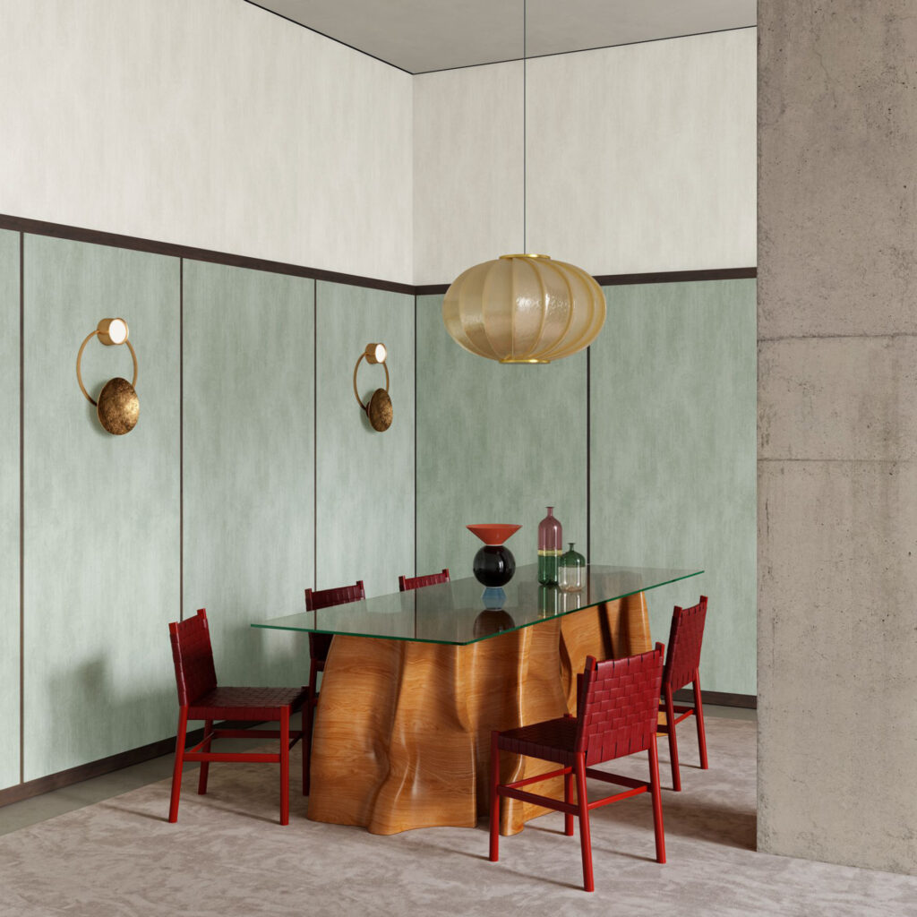 Moderne eethoek met glazen tafelblad, sculpturale houten tafelbasis, rode stoelen en lichtgroene Washed Linen-muurpanelen.