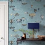 Behang met fantasierijke, vintage luchtschepen en ballonnen op een blauwe achtergrond, uit de Fornasetti Macchine Volanti collectie.