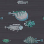 Illustratief Fornasetti-behang met gedetailleerde, gestileerde vissen op een donkergrijze achtergrond.