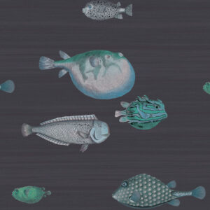 Illustratief Fornasetti-behang met gedetailleerde, gestileerde vissen op een donkergrijze achtergrond.