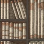 Gedetailleerde print van het Fornasetti-behang Ex Libris met realistische illustraties van boeken op een boekenplank.