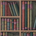Illustratie van het Fornasetti-behang Ex Libris 114/5010 met boeken in vintage-stijl op planken.