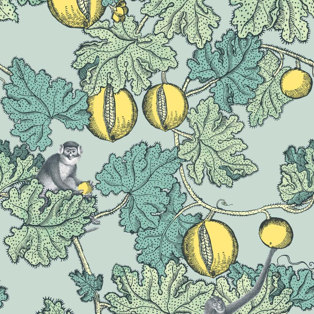 Illustratief Fornasetti-behang met apen tussen groene bladeren en gele vruchten in een weelderig fantasiepatroon.