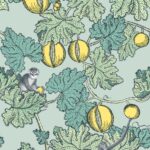 Illustratief Fornasetti-behang met apen tussen groene bladeren en gele vruchten in een weelderig fantasiepatroon.