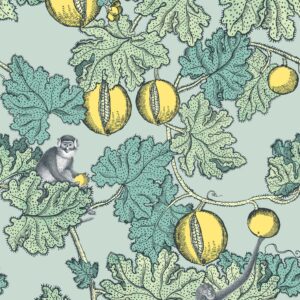 Illustratief Fornasetti-behang met apen tussen groene bladeren en gele vruchten in een weelderig fantasiepatroon.