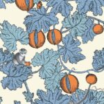Fornasetti-behang met blauwe bladeren, oranje vruchten en tekeningen van apen tussen het gebladerte.