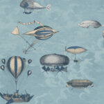 Illustratief Fornasetti-behang met fantasierijke vliegmachines en luchtschepen tegen een blauwe luchtachtergrond.