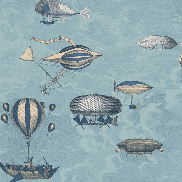 Illustratief Fornasetti-behang met fantasierijke vliegmachines en luchtschepen tegen een blauwe luchtachtergrond.