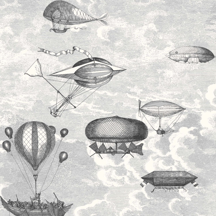 Illustratie van het Fornasetti-behang "Macchine Volanti" met fantasierijke, vintage luchtschepen zwevend tussen de wolken.