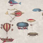 Illustratie van het Fornasetti-behang 'Macchine Volanti' met fantasierijke vliegmachines en luchtballonnen tegen een lichte wolkenachtergrond.