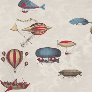 Illustratie van het Fornasetti-behang 'Macchine Volanti' met fantasierijke vliegmachines en luchtballonnen tegen een lichte wolkenachtergrond.