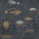 Illustratief Fornasetti-behang met fantasierijke vliegende machines en luchtschepen tegen een donkerblauwe hemel.