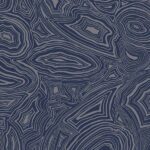 Donkerblauw Fornasetti-behang met een abstract malachietpatroon in grijs.