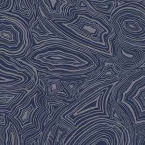 Donkerblauw Fornasetti-behang met een abstract malachietpatroon in grijs.