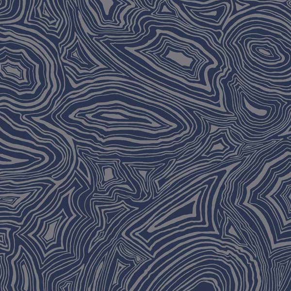 Donkerblauw Fornasetti-behang met een abstract malachietpatroon in grijs.