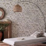 Luxe interieur met Fornasetti-behang Mediterranea, een ligbank en een rotan hanglamp.