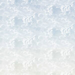 Illustratief Fornasetti-behang met een patroon van witte wolken tegen een zacht pastelblauwe lucht.