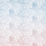 Illustratief behangontwerp Fornasetti Nuvole al Tramonto met klassieke wolken in een luchtverloop van blauw naar zachtroze.