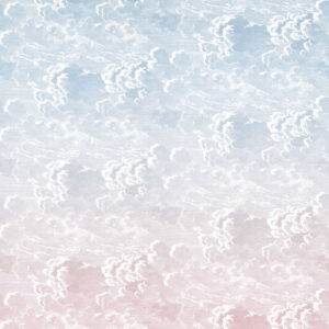 Illustratief behangontwerp Fornasetti Nuvole al Tramonto met klassieke wolken in een luchtverloop van blauw naar zachtroze.