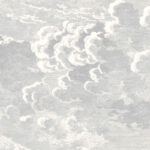 Grijs-wit Fornasetti-behang Nuvolette met een gedetailleerde illustratie van lucht en wolken.