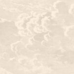 Beige Fornasetti-behang Nuvolette met een gedetailleerde illustratie van wolken in etsstijl.