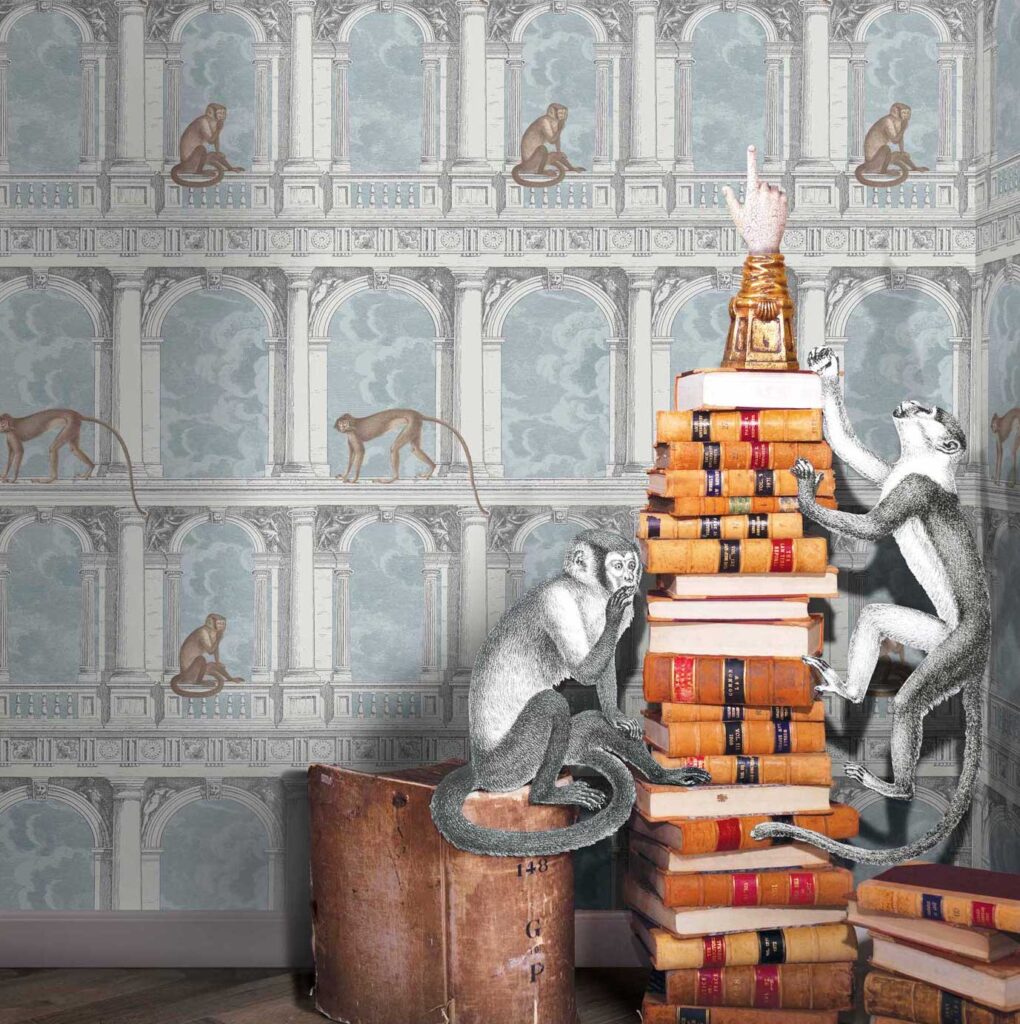 Illustratief Fornasetti-behang 'Procuratie con vista' met apen in een klassieke architecturale setting, gecombineerd met illustraties van apen die opgestapelde boeken beklimmen.