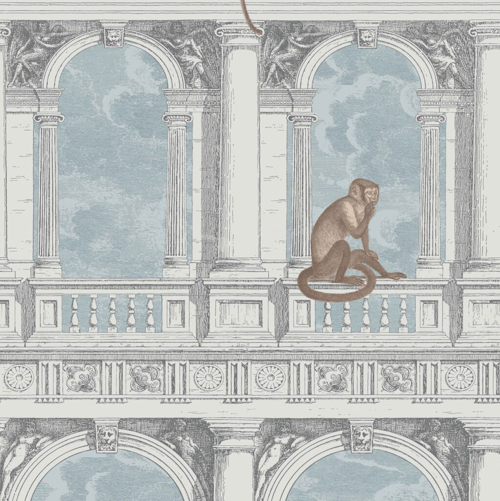 Een getekende aap zit op een balkon van klassiek architecturaal Fornasetti-behang met zuilen en blauwe lucht op de achtergrond.