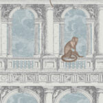 Een getekende aap zit op een balkon van klassiek architecturaal Fornasetti-behang met zuilen en blauwe lucht op de achtergrond.