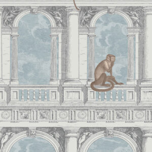 Een getekende aap zit op een balkon van klassiek architecturaal Fornasetti-behang met zuilen en blauwe lucht op de achtergrond.