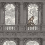 Een aap zit op een klassieke balustrade in een architectonisch decor met Fornasetti-behang Procuratie con vista.