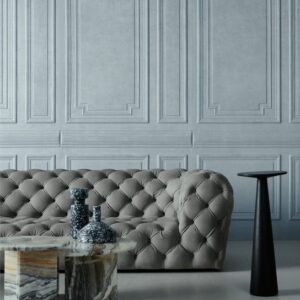 Grijze, gecapitonneerde Grandeur1-WCJ7-2-bank voor een klassieke wand met sierlijsten, met een marmeren salontafel en decoratieve vazen.